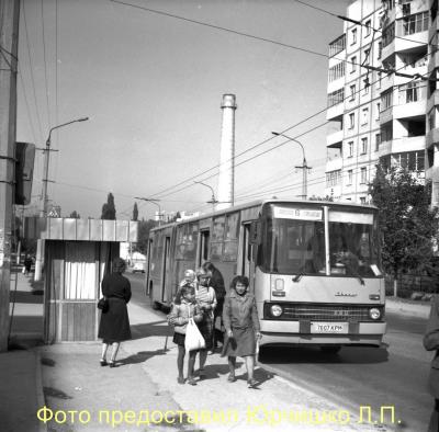 Прикрепленное изображение: 094 Симферополь. ул.Лермонтова. Остановка около дома № 16. Осень 1987г. (Копировать) (Копировать).jpg